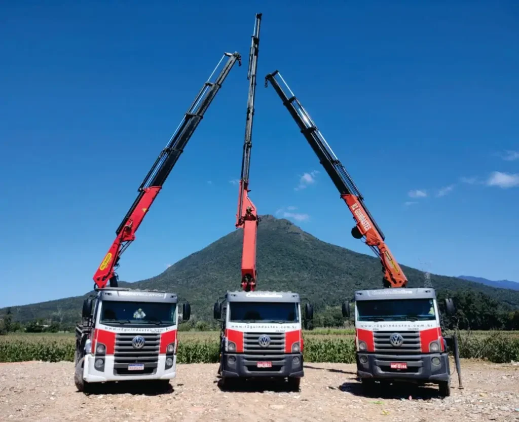 Guindaste em ação na obra da R2 Guindastes